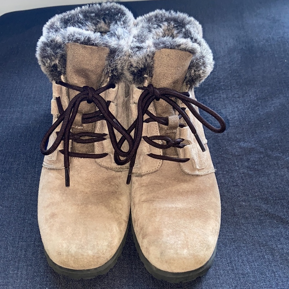 Cobbie Cuddlers Suede Boots 9